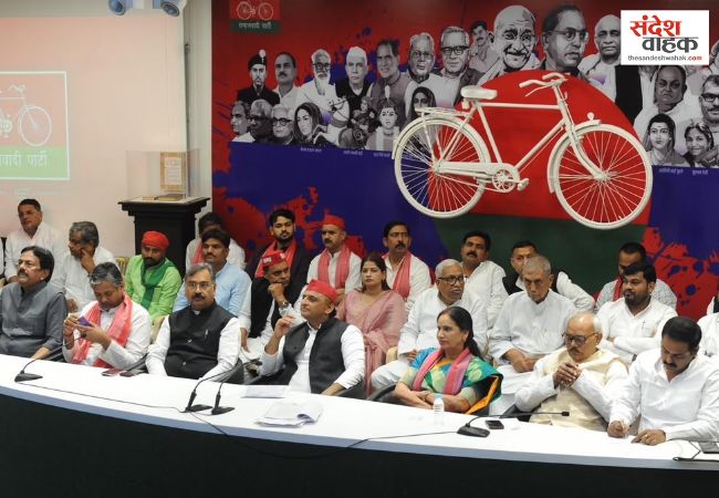 अखिलेश का आरोप, फर्जी फॉर्म-7 से काटे जा रहे वोट, बैलेट पेपर से चुनाव कराने की मांग