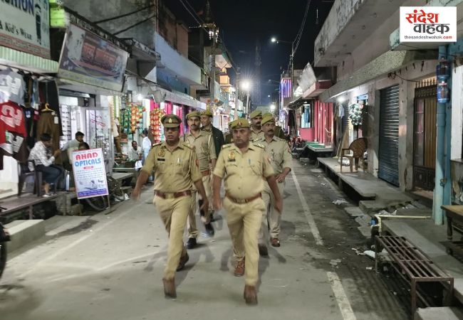 Lakhimpur Kheri News: सिंगाही में पुलिस का पैदल रूट मार्च, असामाजिक तत्वों को सख्त कार्रवाई की चेतावनी