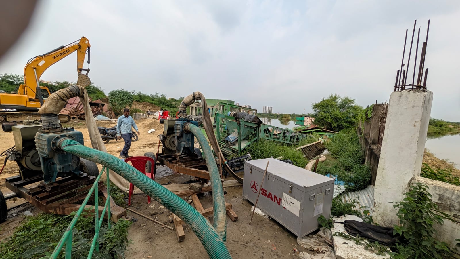 लखनऊ में गोमती का जलस्तर बढ़ा, इकाना-पलासियो के पास जलभराव से निपटने में जुटा LDA