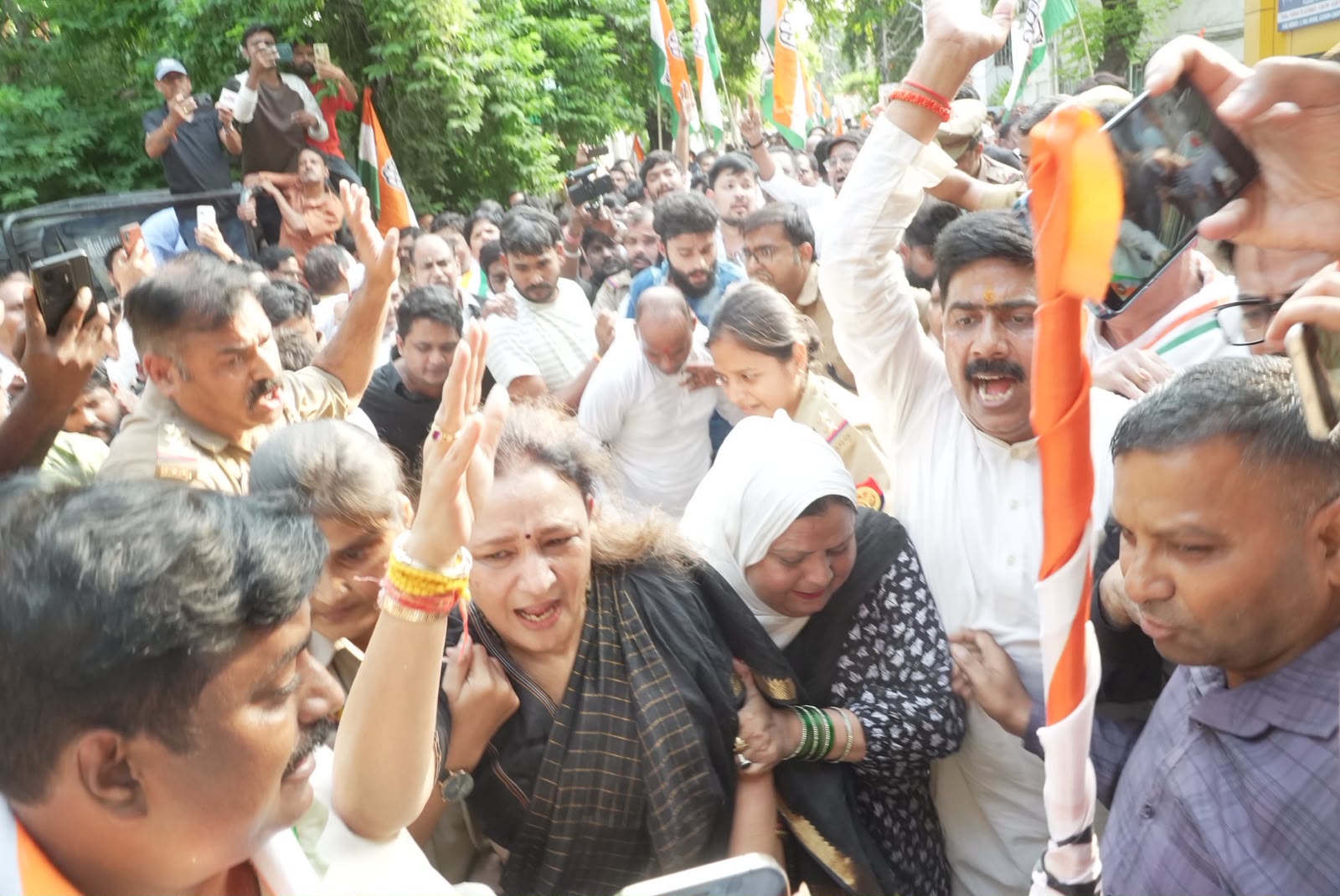 लखनऊ में कांग्रेस का जोरदार प्रदर्शन, बैरिकेडिंग पर हुई नोकझोंक, आराधना मिश्रा समेत कई हिरासत में