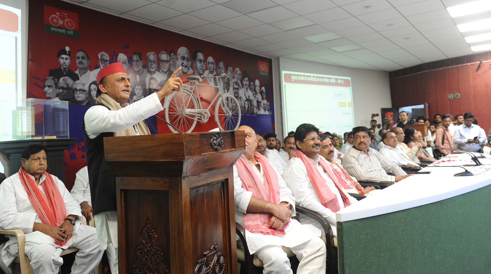 ‘इस बार भाजपा का घड़ा नहीं, टैंकर फूटेगा’, अखिलेश ने चुनाव आयोग पर उठाए सवाल