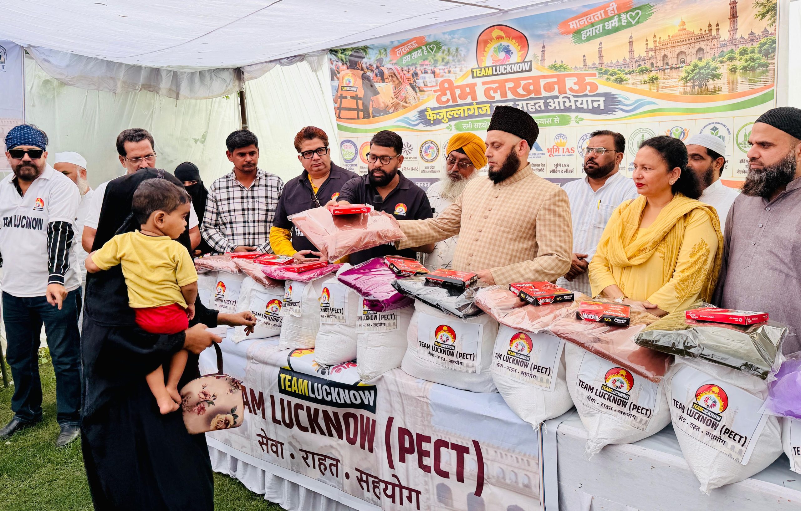 लखनऊ के फैजुल्लागंज में बाढ़ पीड़ितों की मदद को आगे आई टीम लखनऊ, बांटी राहत सामग्री