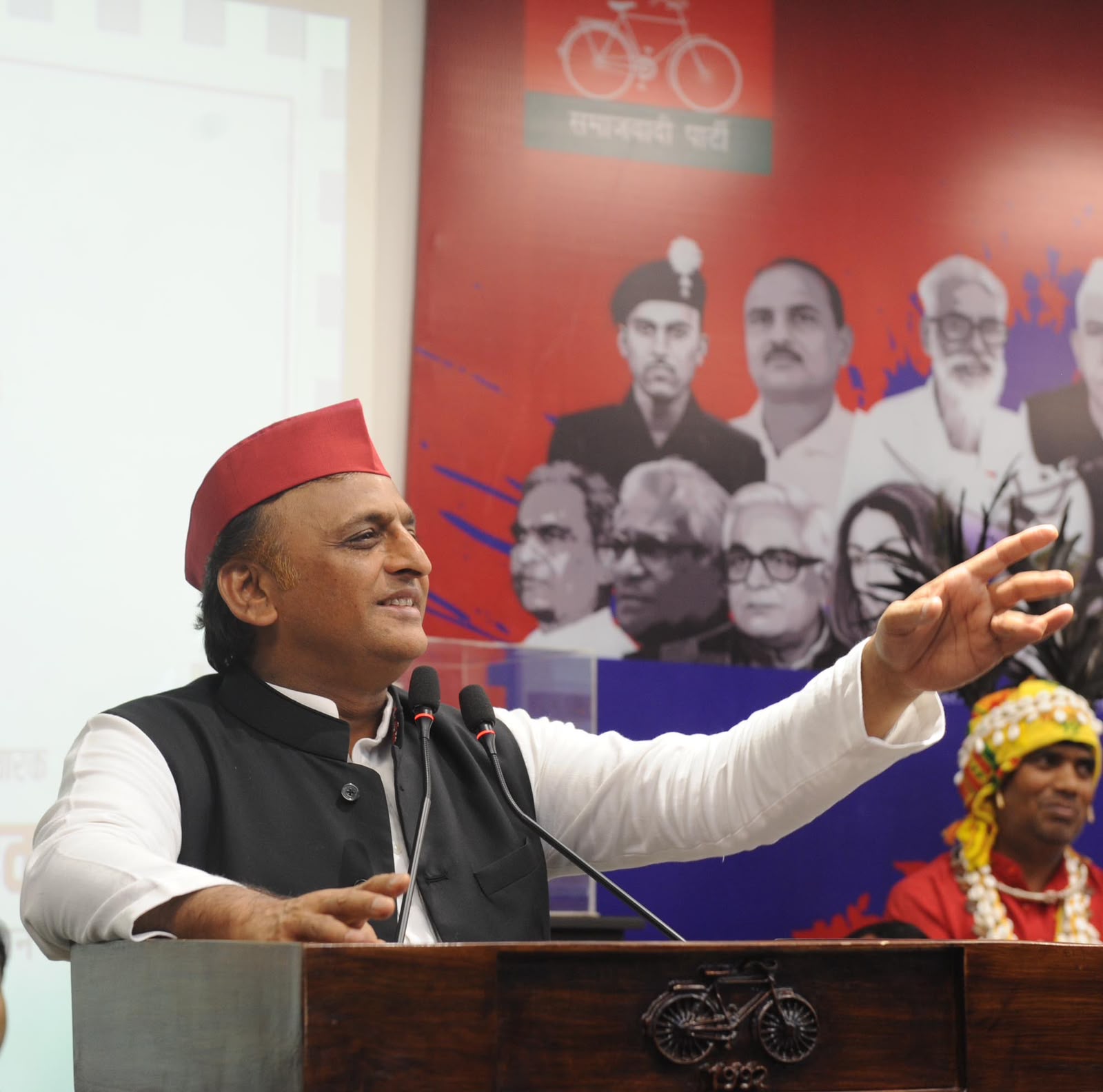 सपा मुख्यालय में मनी सरदार पटेल और आचार्य नरेंद्र देव की जयंती, अखिलेश ने दी श्रद्धांजलि