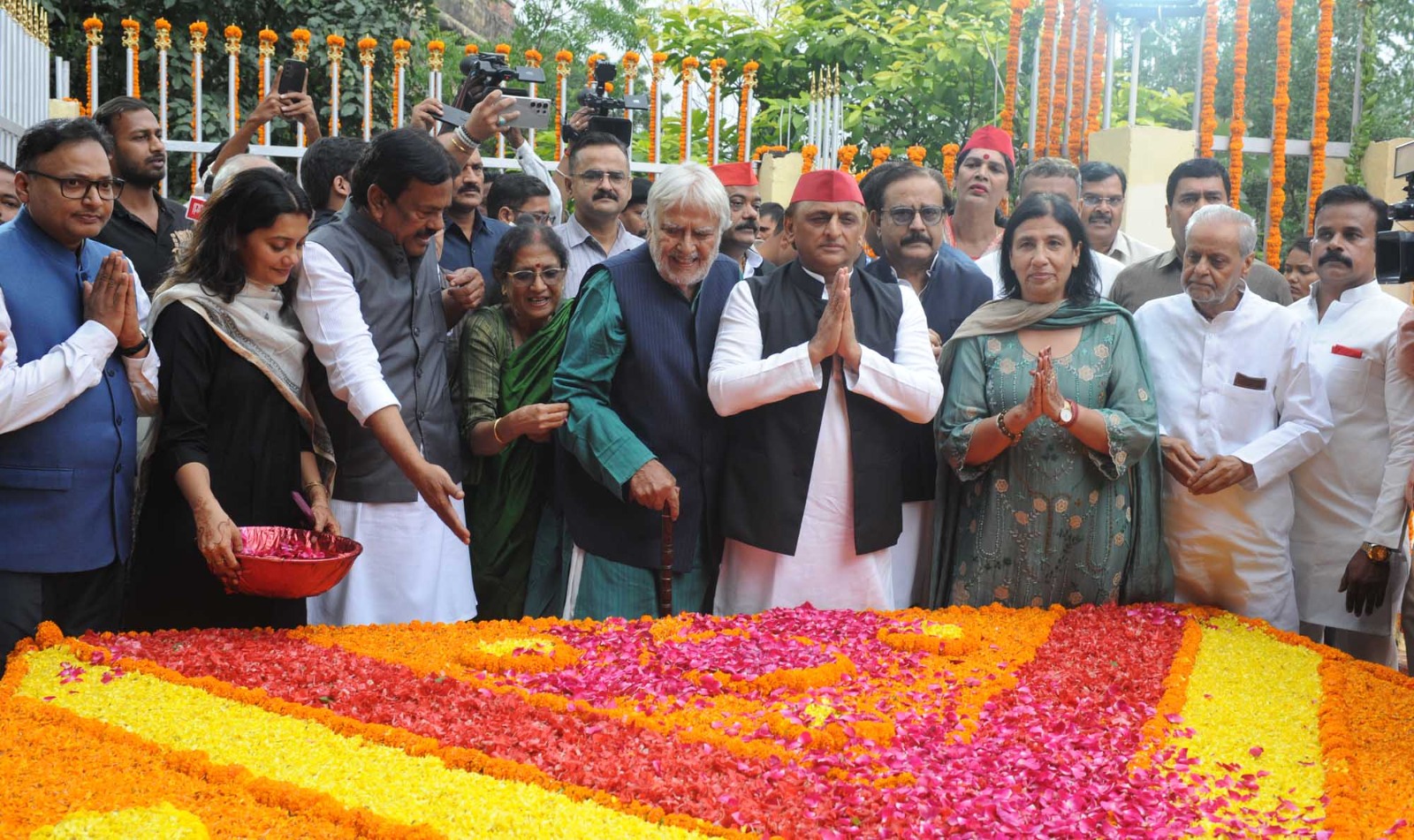 सपा मुख्यालय में मनी सरदार पटेल और आचार्य नरेंद्र देव की जयंती, अखिलेश ने दी श्रद्धांजलि