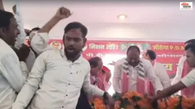 कानपुर देहात में सपा के PDA सम्मेलन में दलित जिला पंचायत को मंच से उतारा, गरमाया मामला